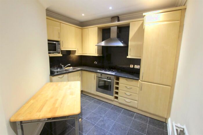 3 Bedroom Flat To Rent In Hampden Way, Southgate, N14