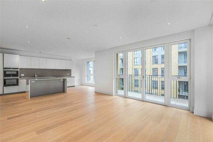 3 Bedroom Flat To Rent In Pinewood Gardens, Teddington, TW11