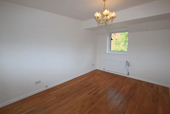 2 Bedroom Detached House To Rent In Oakdene Close, Westfield Park, Pinner, Middlesex, HA5