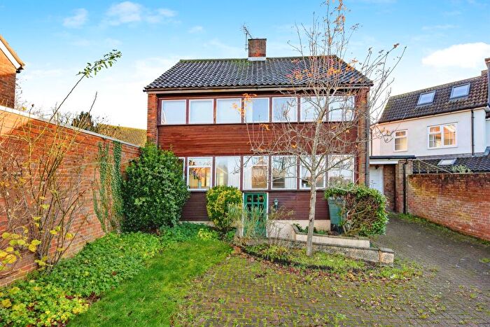 5 Bedroom Link Detached House For Sale In The Apple Orchard, Hemel Hempstead, HP2