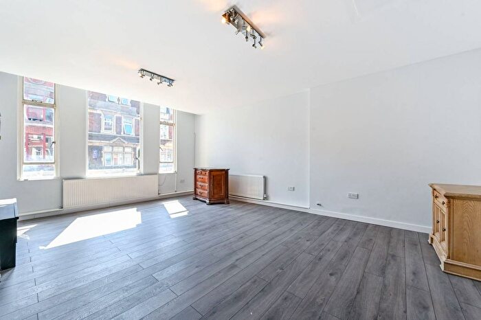 3 Bedroom Flat To Rent In Boleyn Road, Dalston, London, N16