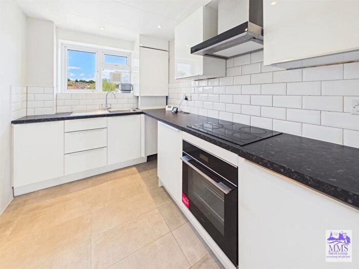 2 Bedroom Flat For Sale In Hillside Court, Downside, Strood, Rochester, ME2