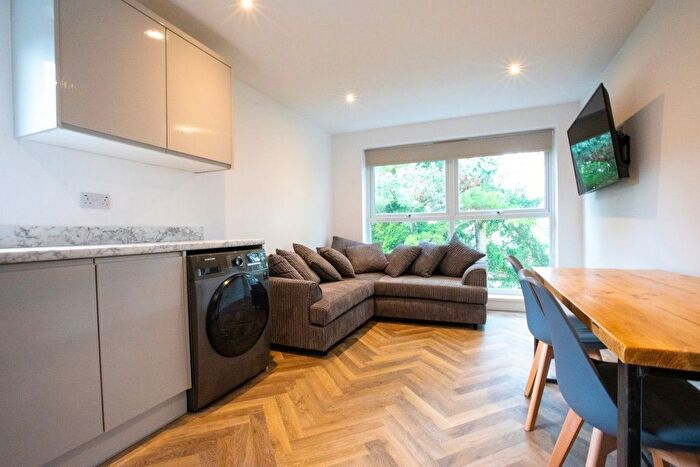 3 Bedroom Flat To Rent In Seymour Close, B29