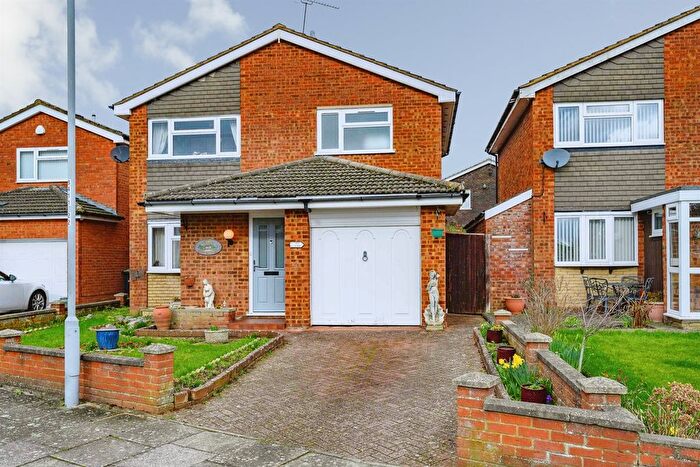 3 Bedroom Detached House For Sale In Benson Close, Luton, LU3