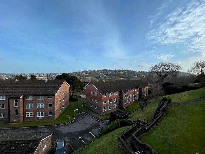 3 Bedroom Flat To Rent In Rookwood Court, Guildford, GU2