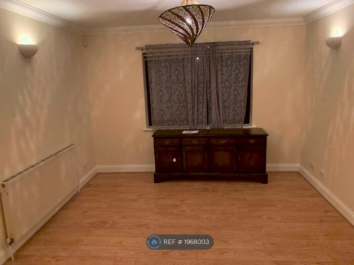 2 Bedroom Flat To Rent In Berry Close, London, N21