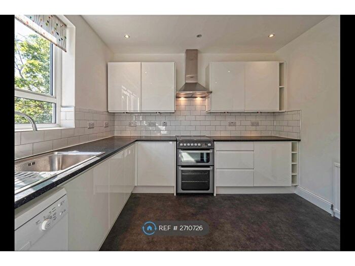 2 Bedroom Flat To Rent In Beechwood Close, London, N2