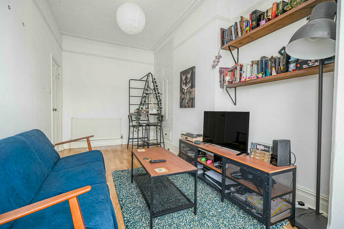 2 Bedroom Flat For Sale In Laburnum Grove, Portsmouth, Hampshire, PO2