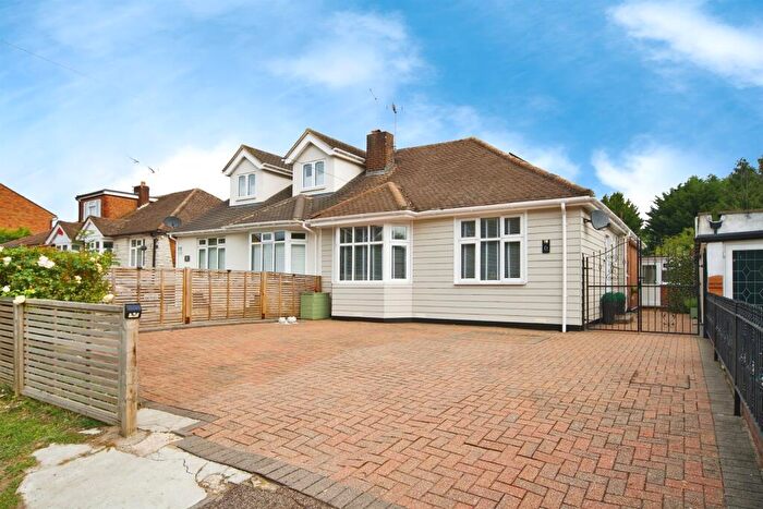 3 Bedroom Semi-Detached Bungalow For Sale In Hammondstreet Road, Cheshunt, Waltham Cross, EN7