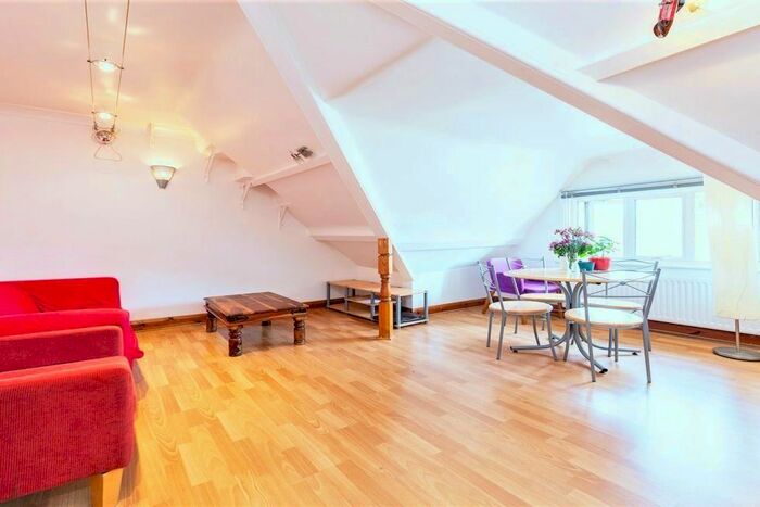 2 Bedroom Flat To Rent In Grosvenor Gardens, London, NW2