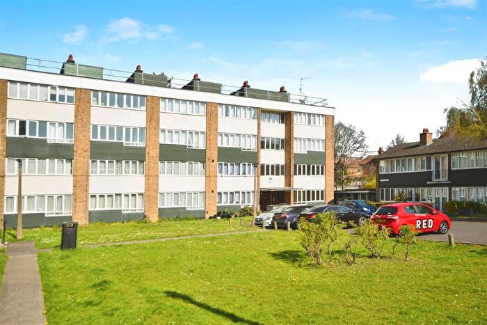 2 Bedroom Maisonette For Sale In Burden Close, Brentford, TW8