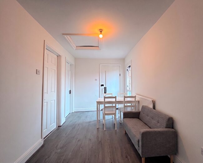 3 Bedroom Flat To Rent In Mile End Road, London, E1