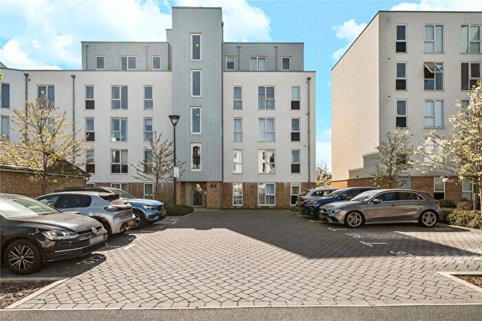 1 Bedroom Flat For Sale In Hawker Drive, Addlestone, Surrey, KT15