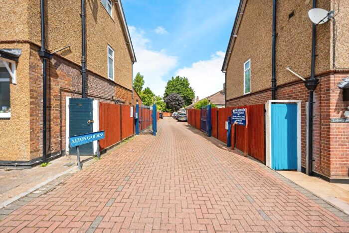 4 Bedroom Semi-Detached House For Sale In Alton Road, Luton, LU1