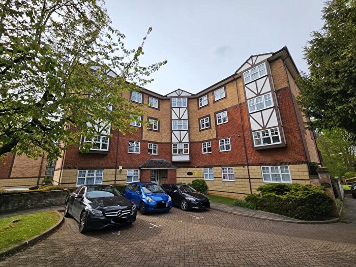 3 Bedroom Apartment To Rent In Knights Field, Luton, LU2