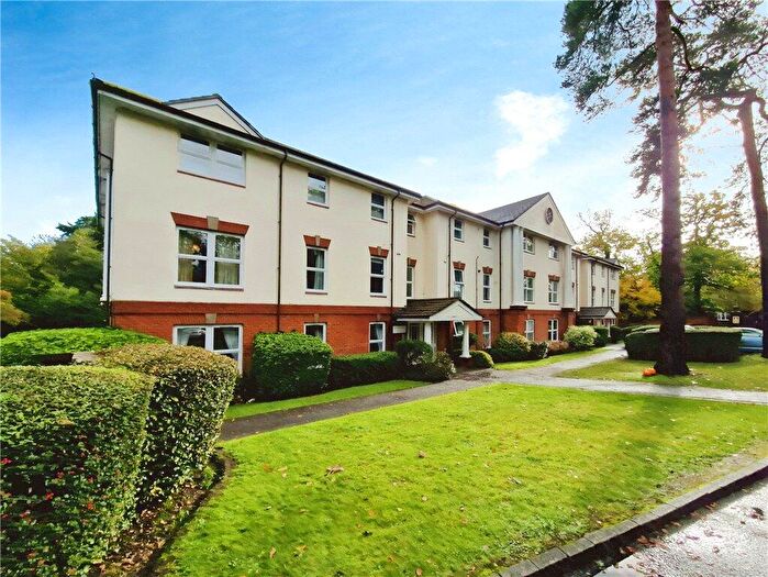 2 Bedroom Apartment For Sale In Boundary Road, Farnborough, Hampshire, GU14
