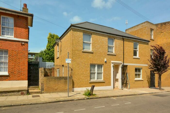 3 Bedroom Semi-Detached House To Rent In Hartfield Terrace, London, E3