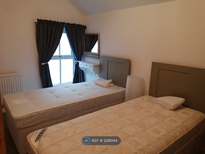 2 Bedroom End Of Terrace House To Rent In William St, Swansea, SA3