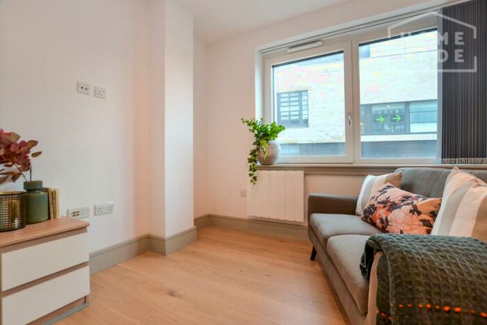 Studio To Rent In High Road, North Finchley, N12