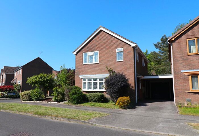 4 Bedroom Link Detached House For Sale In Precosa Road, Botley, SO30