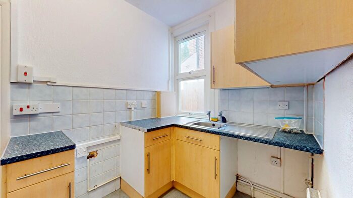 3 Bedroom Block Of Flats For Sale In Isla Road, London, SE18
