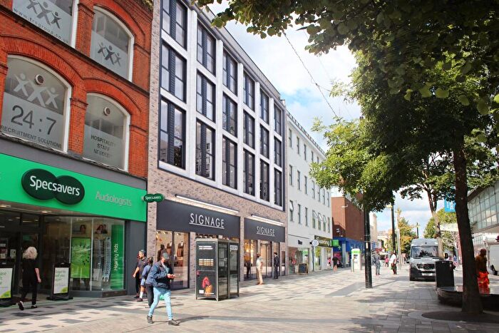 3 Bedroom Apartment To Rent In - High Street, Slough, SL1