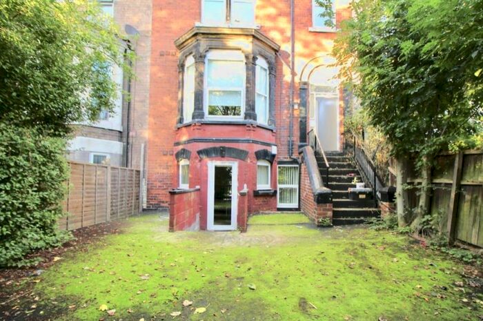 3 Bedroom Flat To Rent In - Moorland Ave, F6