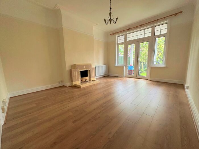 4 Bedroom Semi-Detached House To Rent In Cornwall Avenue, London, N3