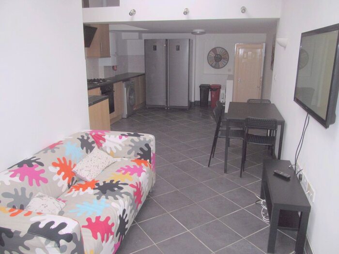 6 Bedroom Terraced House To Rent In Grange Avenue, Reading, RG6