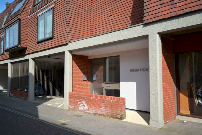 2 Bedroom Flat To Rent In Lymington, Hampshire, SO41