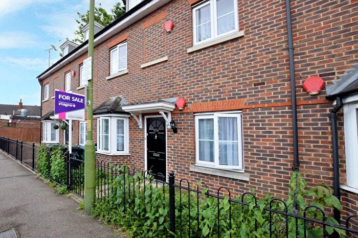 2 Bedroom Maisonette To Rent In Queens Avenue, Watford, Hertfordshire, WD18