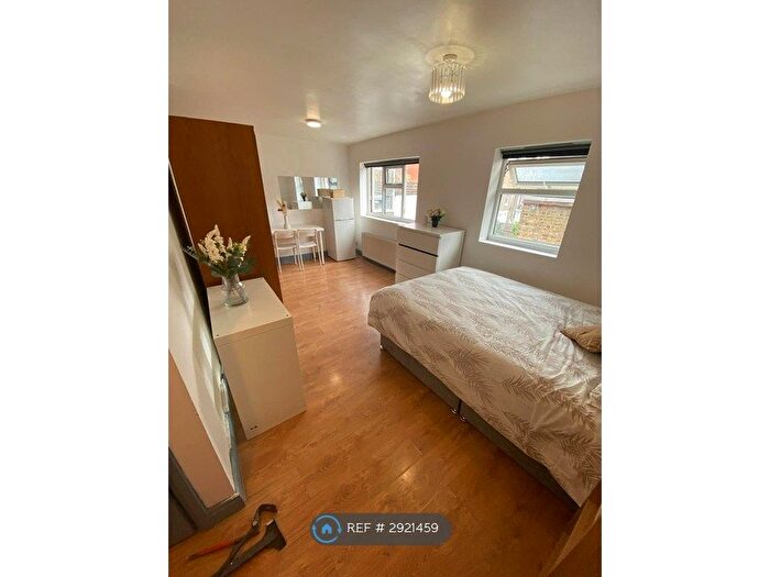 Studio To Rent In Kilburn High Road, London, NW6