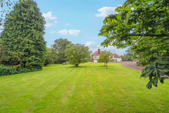 4 Bedroom Detached House For Sale In Heath Road, Great Brickhill, Buckinghamshire, MK17