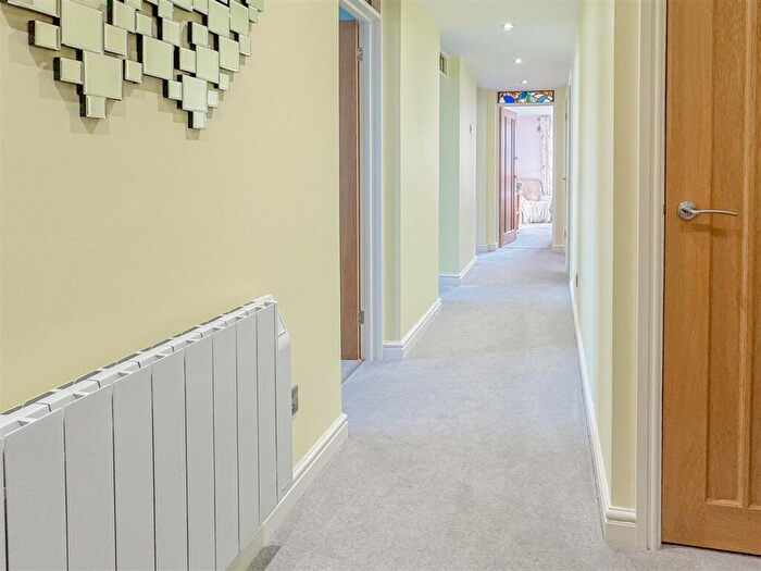 2 Bedroom Apartment For Sale In South Terrace, Littlehampton, BN17