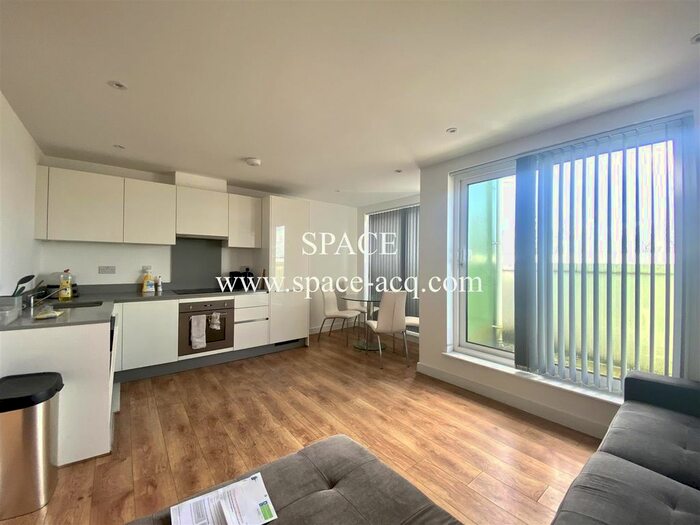 4 Bedroom Flat To Rent In Tower Point, Sydney Road, Enfield, EN2