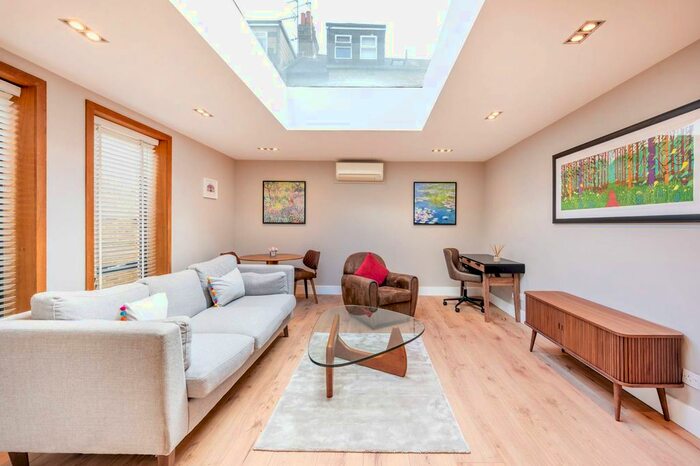 2 Bedroom End Of Terrace House To Rent In Chestnut Mews, Richmond, London, SW14