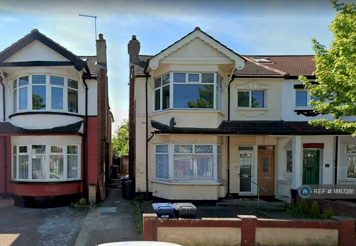 2 Bedroom Flat To Rent In Hale Grove Gardens, London, NW7