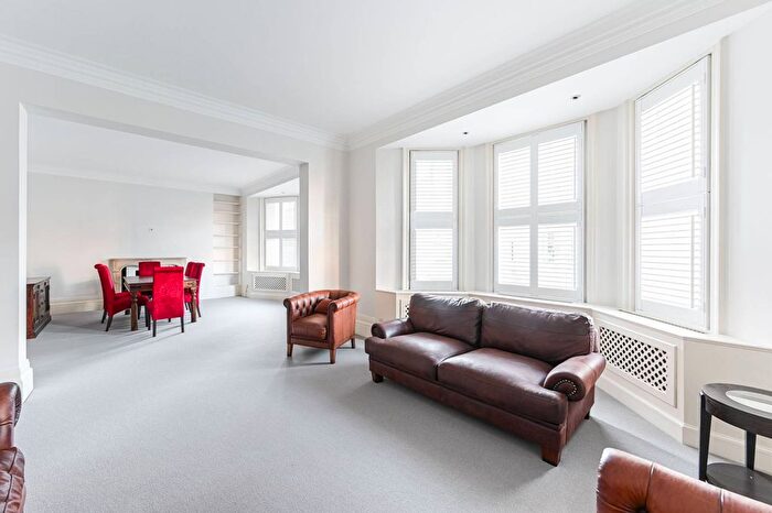 3 Bedroom Flat To Rent In Cadogan Court Gardens, D'oyley Street, Chelsea, London, SW1X