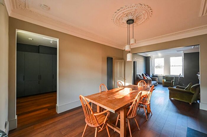 6 Bedroom Semi-detached House For Sale In Chase Green Avenue, Middlesex, Enfield, EN2