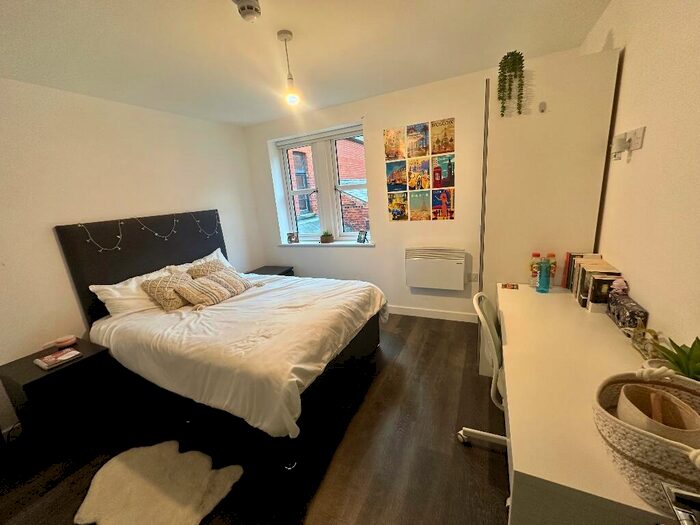 4 Bedroom Apartment To Rent In Hyde Terrace, Leeds, West Yorkshire, LS2