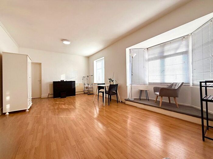 1 Bedroom Flat To Rent In Burnside Road, Dagenham, Essex, RM8