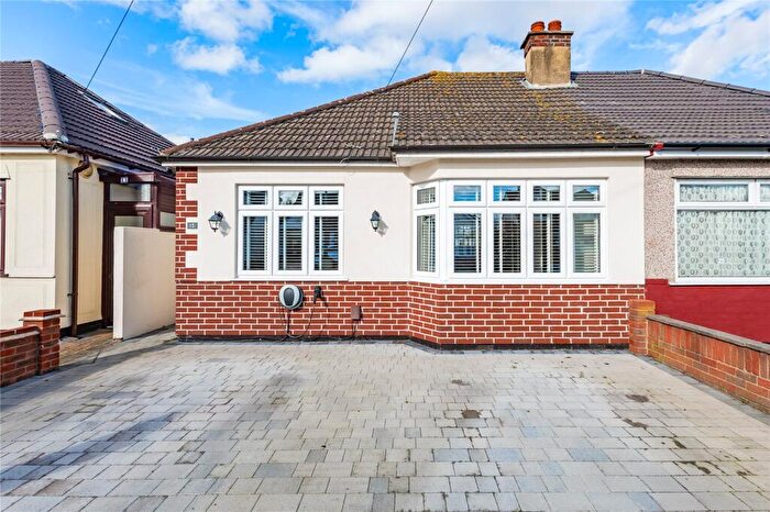 3 Bedroom Bungalow For Sale In Hartland Road, Hornchurch, RM12