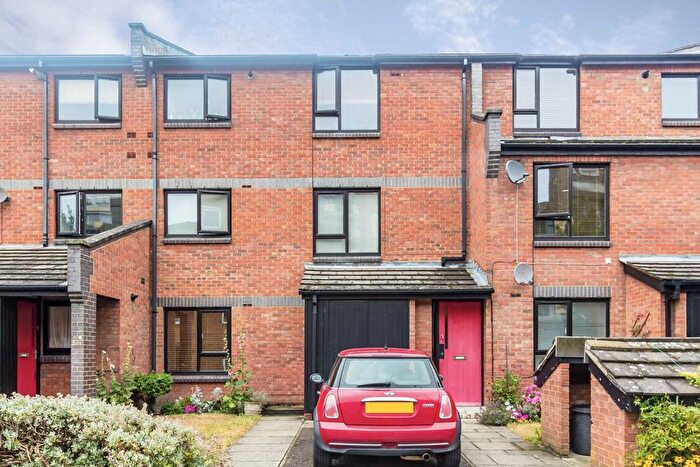 1 Bedroom Flat To Rent In Scotts Road, Shepherds Bush, W12