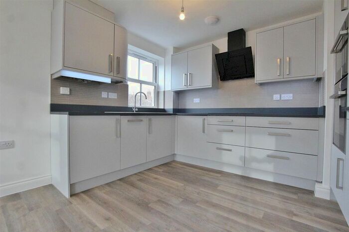 1 Bedroom Flat To Rent In Shrewsbury Walk, Sabrina House, TW7