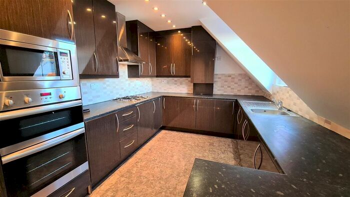 2 Bedroom Flat To Rent In High Street, Bushey, WD23