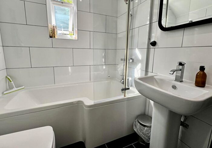 2 Bedroom Cottage For Sale In Kingsbury Lane, Ringwood, BH24