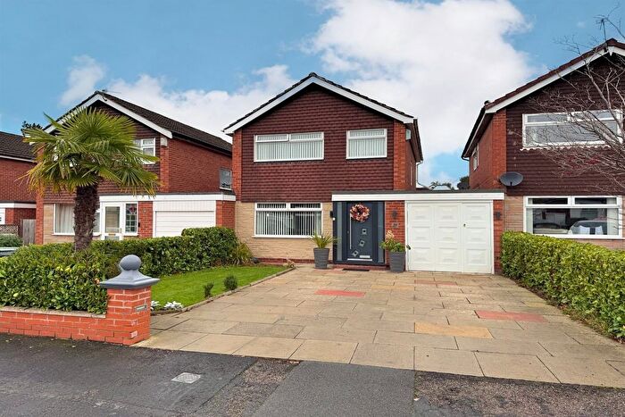 3 Bedroom Link Detached House For Sale In Stoneleigh Avenue, Sale, M33