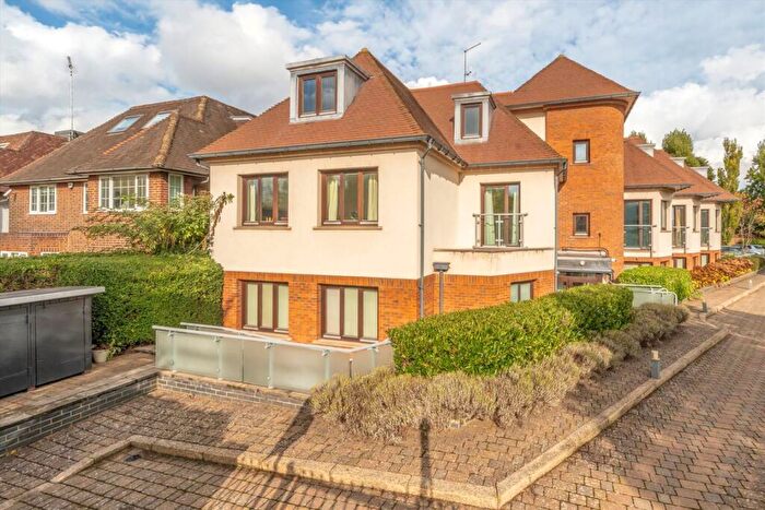 2 Bedroom Flat For Sale In Aylmer Road, London, N2