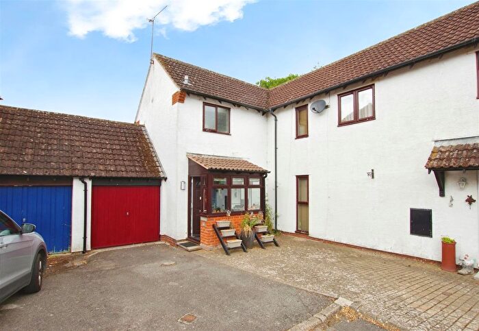 3 Bedroom Semi-detached House For Sale In Yonder Way, Wanborough, Swindon, SN4