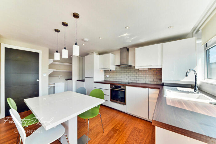 2 Bedroom Flat For Sale In The Triangle, Cyrus Street, London, EC1